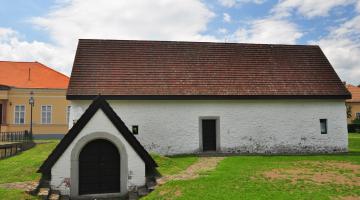 A pásztói Oskolamester háza, Pásztó, Az Oskolamester háza keleti homlokzata a bejárattal és a pincelejáróval (thumb)